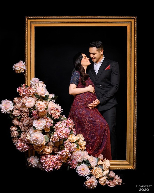 Asmirandah dan Jonas tampak mesra dan romantis menjalani pemotretan maternity.