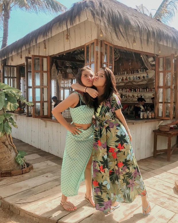 Presenter acara kuliner Marsha Aruan, berpotret dengan outfit pantai bersama sang adik