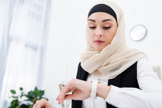 Model hijab simpel akan lebih nyaman digunakan saat bekerja di kantor.