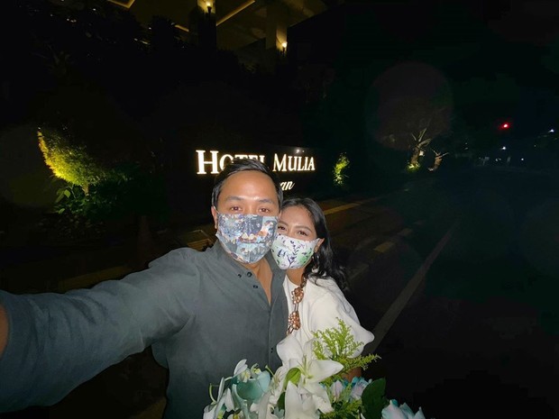 Caca Tengker dan sang suami berkeliling Jakarta mengunjungi tempat-tempat sejarah dalam hubungan mereka untuk merayakan anniversary.