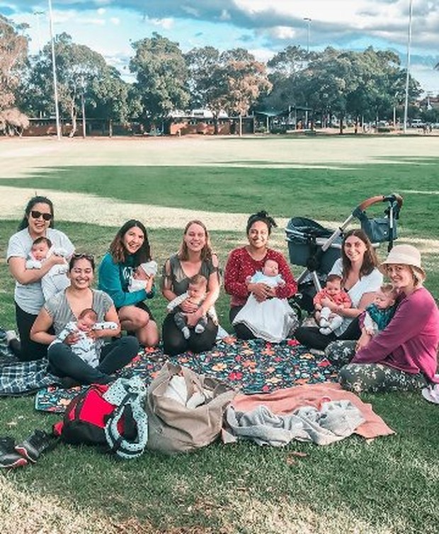 Acha Sinaga sedang playdate di taman/instagram.com/achasinaga Potret Acha Sinaga piknik di taman bersama ibu-ibu lain