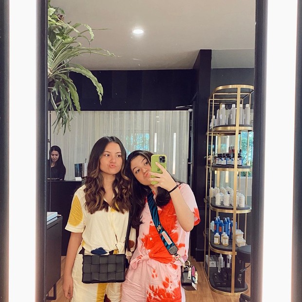 Marsha Aruan dan adiknya memakai baju kembaran