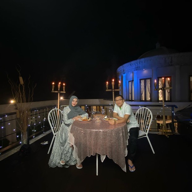 Anang Hermansyah dan Ashanty merayakan wedding anniversary kedelapan dengan menggelar makan malam di rooftop rumah mereka.