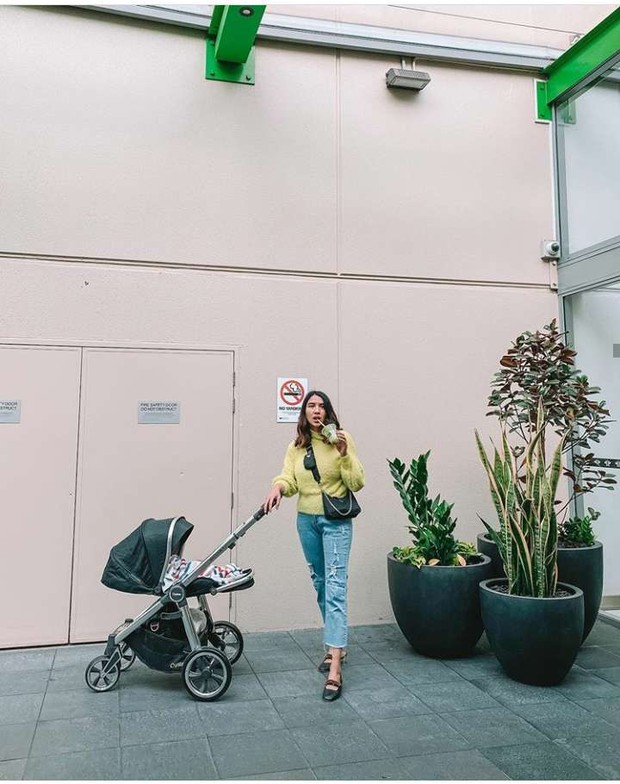 Foto OOTD setelah memiliki anak ala Acha Sinaga/instagram.com/achasinaga Foto OOTD ala Acha Sinaga bersamaan bayinya