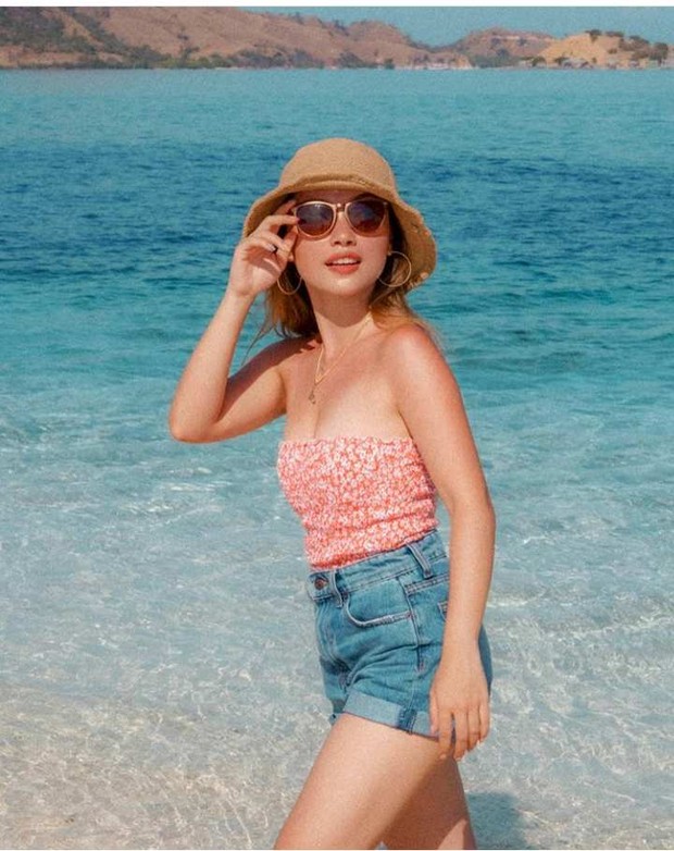 Gel Angelicca menikmati liburan di pantai/instagram.com/gelangelicca Gel Angelicca menikmati liburan di pantai