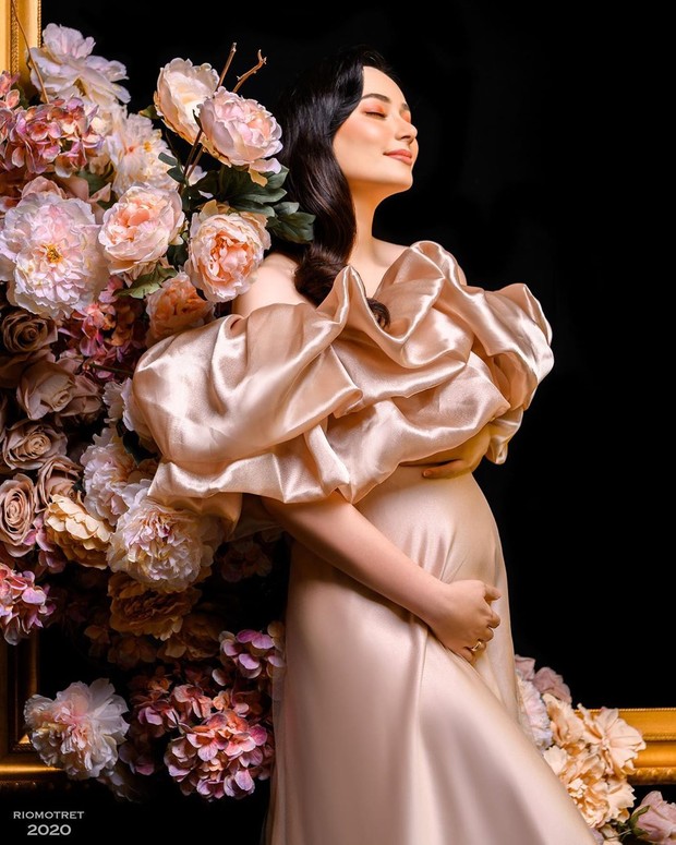 Dalam sesi selanjutnya, Asmirandah berfoto seorang diri. Ia tampak cantik dan mempesona bak seorang princess.