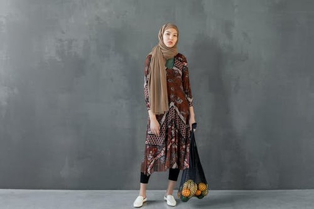 Dress tiga perempat juga dapat dikreasikan seperti rok tiga perempat untuk style feminine yang lebih manis.