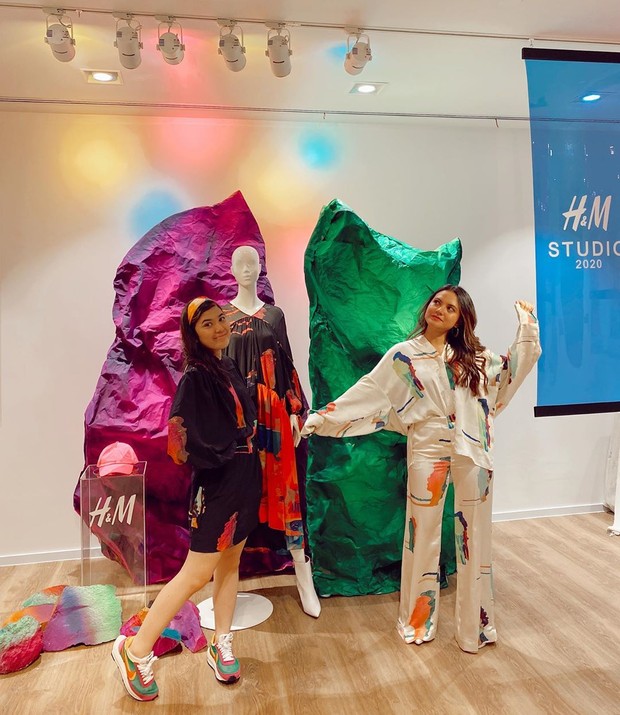 Marsha dan Michelle Aruan menghadiri H&M Studio dengan outfit senada