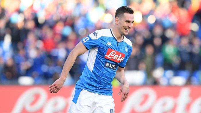 NAPLES, ITALY - FEBRUARY 09: Arkadiusz Milik of SSC Napoli celebrates after scoring the 1-1 goal during the Serie A match between SSC Napoli and  US Lecce at Stadio San Paolo on February 09, 2020 in Naples, Italy. (Photo by Francesco Pecoraro/Getty Images)