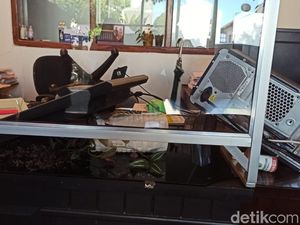 ASN yang Ngamuk di Kantor Dispendukcapil Banyuwangi Diberhentikan Sementara ASN yang Ngamuk di Kantor Dispendukcapil Banyuwangi Diberhentikan Sementara