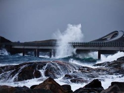Jalan Mematikan Ini Mirip Roller Coaster di Tengah Lautan