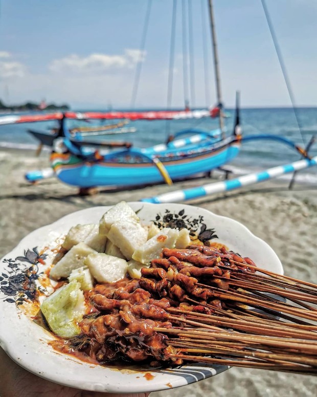 Sate Laler/Sumber: Instagram.com/roylukito Sate laler/lalat merupakan makanan khas madura. Disebut sate laler karena memiliki potongan daging yang kecil-kecil mirip seperti tubuh laler/lalat.
