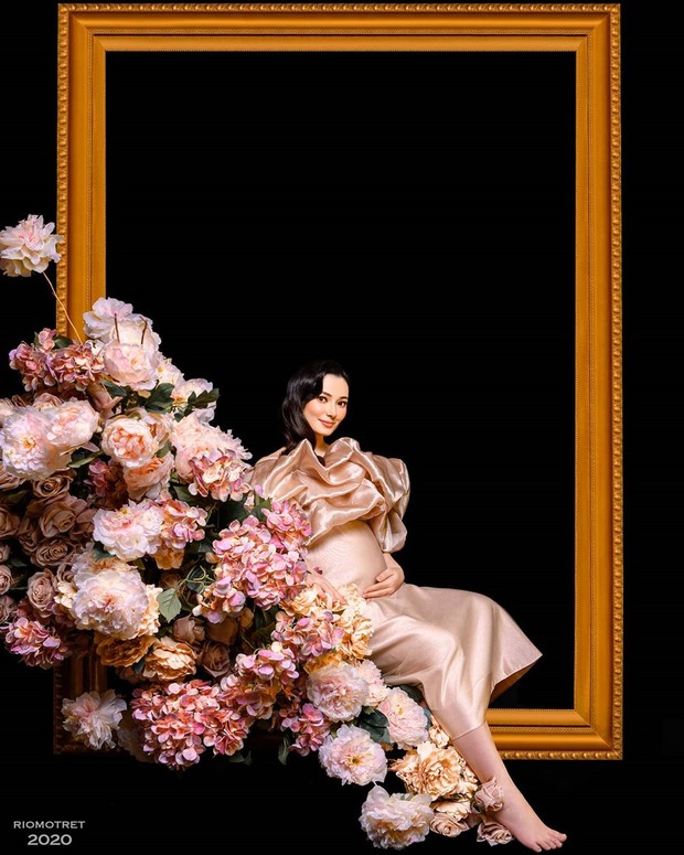 Asmirandah memilih menggunakan makeup flawless serta membiarkan rambut panjangnya tergerao saat foto maternity.