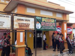 Foto Bareng Wanita Lain Di-posting Istri, Sekdes di Brebes Ini Didemo