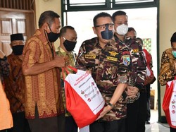 MPR & Mensos Serahkan 1.500 Paket Sembako ke Veteran Operasi Seroja