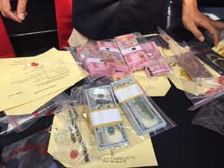 Barang Bukti Kasus Russ Medlin Digelar: USD 20.000, Rp 60 Juta dan 7 HP