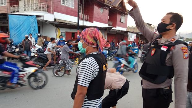 Bentrok Satpol PP vs pedagang Pasar Manonda di Palu