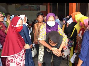 Viral Polisi di Aceh Bopong Nenek Lumpuh Antre Ambil BLT di Kantor Pos