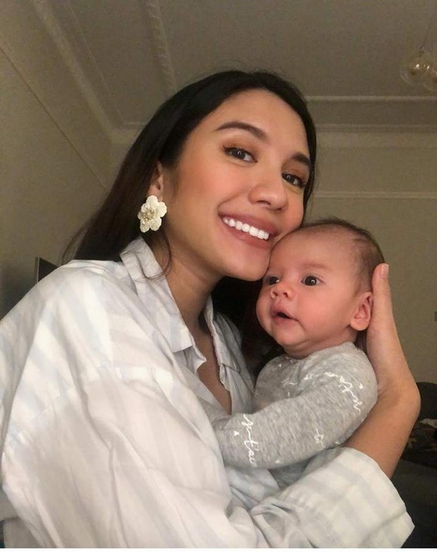 Acha Sinaga dan bayinya/instagram.com/achasinaga Acha Sinaga berpose dengan bayinya