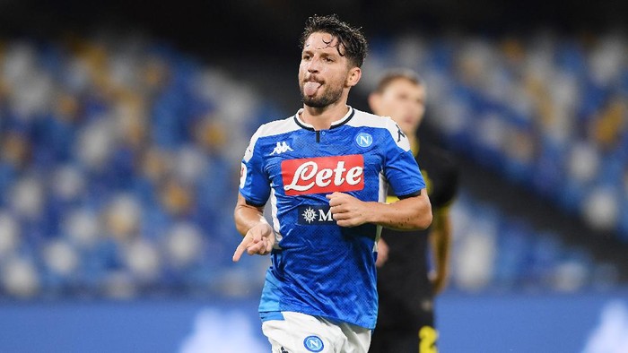 NAPLES, ITALY - JUNE 13: Dries Mertens of SSC Napoli celebrates after scoring the 1-1 goal during the Coppa Italia Semi-Final Second Leg match between SSC Napoli and FC Internazionale at Stadio San Paolo on June 13, 2020 in Naples, Italy. (Photo by Francesco Pecoraro/Getty Images)
