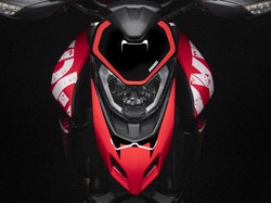 Ducati Hypermotard 950 RVE Meluncur dengan Grafis Seni Jalanan