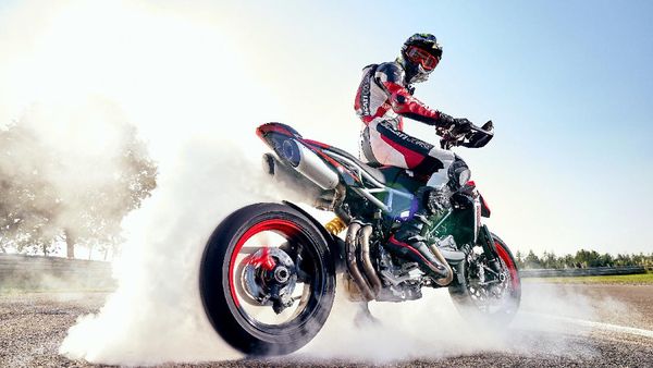 Gaharnya Ducati Hypermotard 950 RVE dengan Grafis Baru