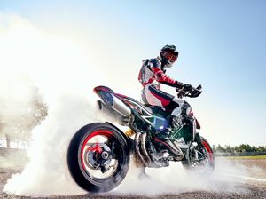 Gaharnya Ducati Hypermotard 950 RVE dengan Grafis Baru Gaharnya Ducati Hypermotard 950 RVE dengan Grafis Baru