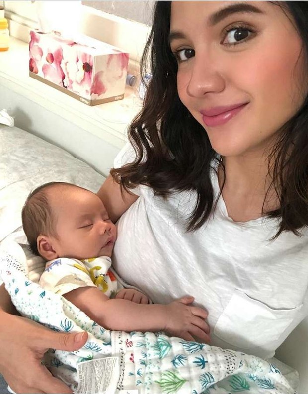 Acha Sinaga/instagram.com/achasinaga Acha Sinaga mendekap baby Lucas