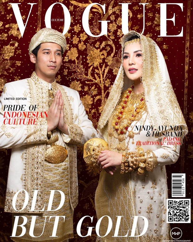 Nindy tampil bersama sang suami mengenakan pakaian adat Minangkabau yang tampak elegan.