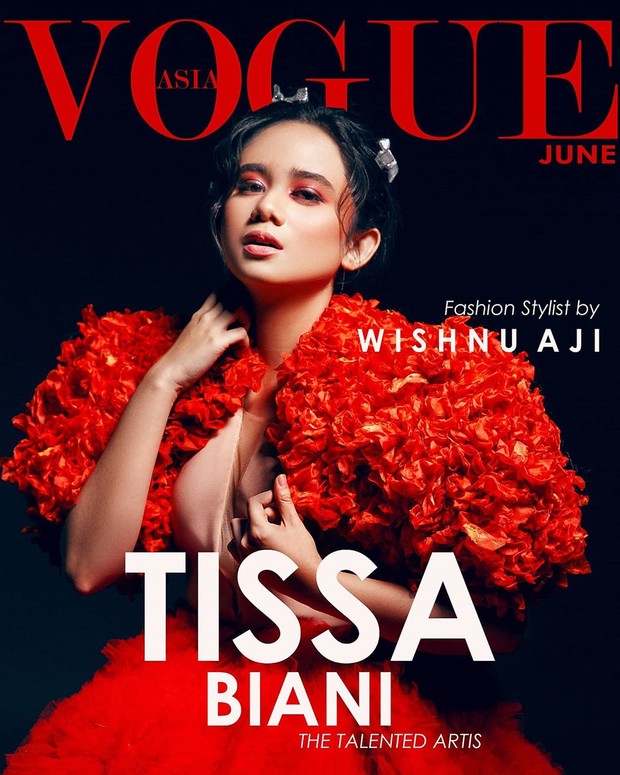 Artis cantik Tissa Biani tampil cetar dan memukau dengan warna merah.