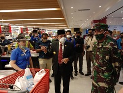 Datangi Supermarket di Medan, Gubsu Edy Minta Pengunjung Jaga Jarak