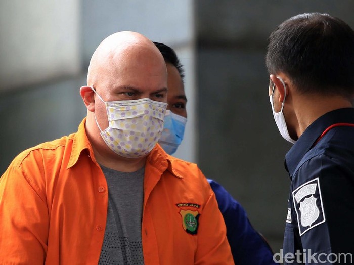 Russ Albert Medlin ditangkap penyidik Subdit Cyber Crime Ditreskrimsus Polda Metro Jaya di Kebayoran Baru, Jaksel. Medlin merupakan buronan FBI yang dicari sejak 2016.
