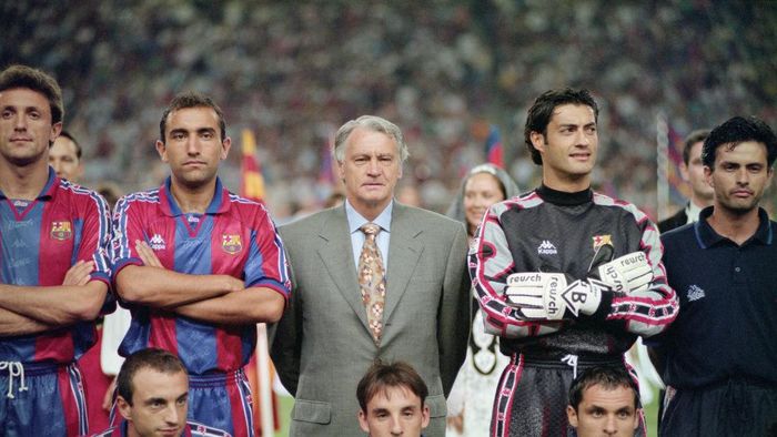Jose Mourinho SPAIN - NOVEMBER 15: Barcelona manager Bobby Robson (center back row) poses for a team picture with his players and assistant coach Jose Mourinho (r) before the Trofeu Joan Gamper match between Barcelona and San Lorenzo at the Nou Camp on August 20, 1996 in Barcelona, Spain. (Photo by Shaun Botterill/Allsport/Getty Images)