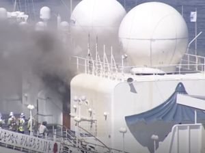 Video Kapal Pesiar di Jepang Terbakar Saat Sandar di Pelabuhan