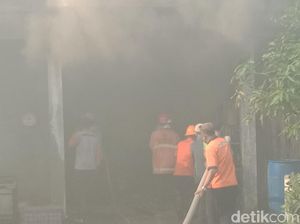 Gudang Pabrik Es Krim di Kudus Terbakar