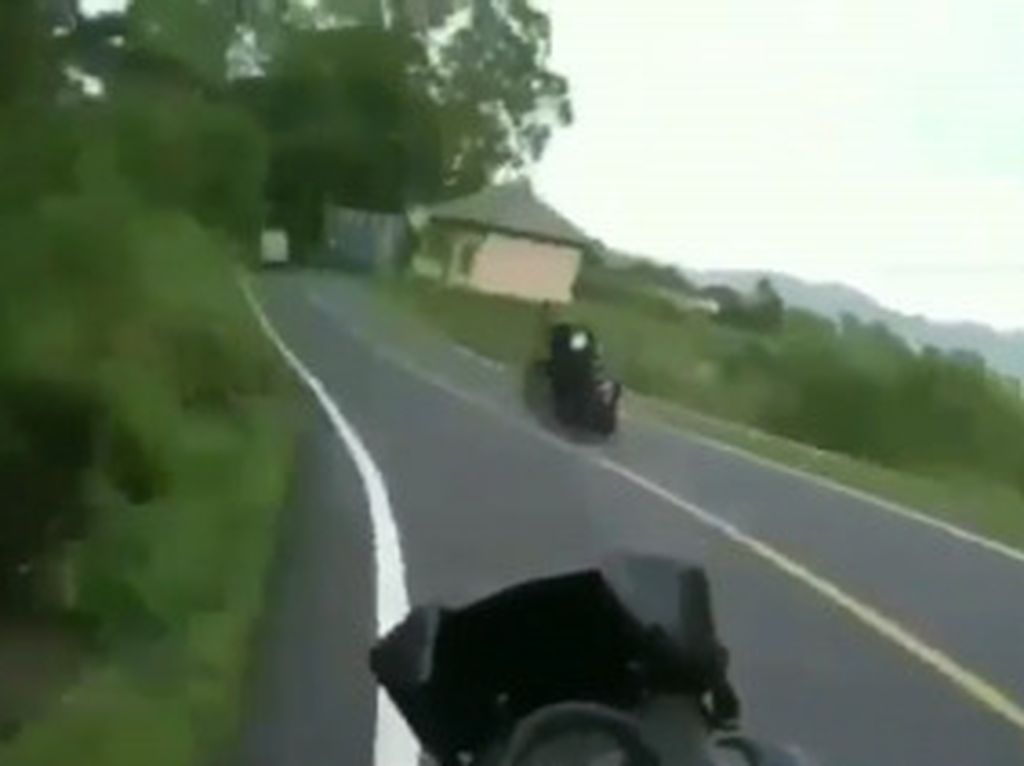 Video Detik-detik Tabrakan Motor dari Arah Berlawanan di Bali
