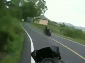 Rider Nmax Gaya-gayaan Cornering Ala MotoGP Berujung Celaka Rider Nmax Gaya-gayaan Cornering Ala MotoGP Berujung Celaka