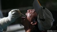 Ketika Petugas PPSU Jalani Tes Swab COVID-19