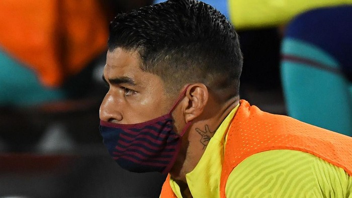 MALLORCA, SPAIN - JUNE 13: Luis Suarez of FC Barcelona wearing a protection face mask looks on during the Liga match between RCD Mallorca and FC Barcelona at Estadio de Son Moix on June 13, 2020 in Mallorca, Spain. (Photo by David Ramos/Getty Images)