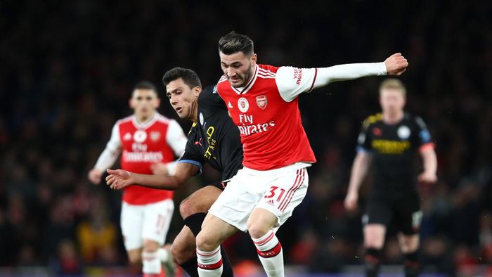 Manchester City vs Arsenal LONDON, ENGLAND - DECEMBER 15: Sead Kolasinac of Arsenal is challenged by Rodrigo of Manchester City during the Premier League match between Arsenal FC and Manchester City at Emirates Stadium on December 15, 2019 in London, United Kingdom. (Photo by Julian Finney/Getty Images)