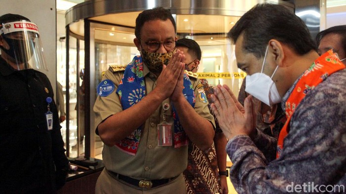 Mendag Agus Suparmanto dan Gubernur DKI Jakarta Anies Baswedan kunjungi pusat perbelanjaan. Kedatangannya untuk tinjau protokol kesehatan di pusat perbelanjaan.