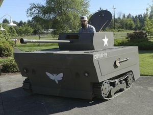 Kreatif, Mesin Pemotong Rumput Ini Disulap Jadi Tank