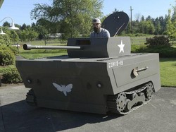 Kreatif, Mesin Pemotong Rumput Ini Disulap Jadi Tank