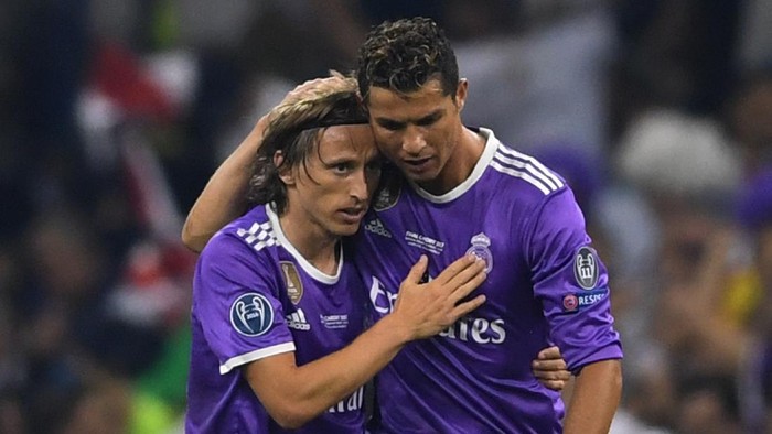 CARDIFF, WALES - JUNE 03: Luka Modric of Real Madrid and Cristiano Ronaldo of Real Madrid embrace after the UEFA Champions League Final between Juventus and Real Madrid at National Stadium of Wales on June 3, 2017 in Cardiff, Wales.  (Photo by Shaun Botterill/Getty Images)