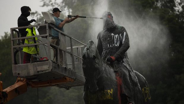 Patung Leopold II Workers clean graffiti from a statue of Belgium's King Leopold II in Brussels on Thursday, June 11, 2020, that was targeted by protesters during a Black Lives Matter demonstration. The protests sweeping the world after George Floyd's death in the U.S. have added fuel to a movement to confront Europe's role in the slave trade and its colonial past. Leopold is increasingly seen as a stain on the nation where he reigned from 1865 to 1909. Demonstrators want him removed from public view. (AP Photo/Francisco Seco)