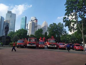 PSBB Transisi DKI, Kompleks GBK Disemprot Disinfektan PSBB Transisi DKI, Kompleks GBK Disemprot Disinfektan