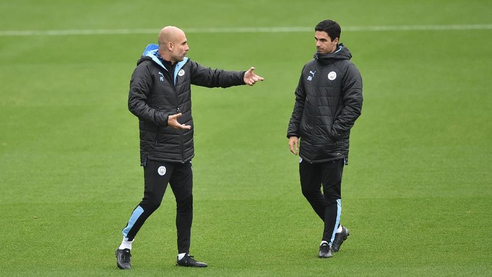 MANCHESTER, ENGLAND - SEPTEMBER 30: Pep Guardiola of Manchester City talks to Mikel Arteta, Assistant Manager of Manchester City during a training session at Manchester City Football Academy on September 30, 2019 in Manchester, England. (Photo by Nathan Stirk/Getty Images)