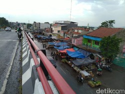 Dikeluhkan Pedagang Pasar, Begini Kondisi PKL Liar di Kolong Flyover Cileungsi