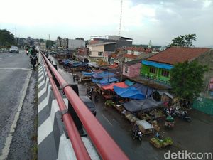 Dikeluhkan Pedagang Pasar, Begini Kondisi PKL Liar di Kolong Flyover Cileungsi Dikeluhkan Pedagang Pasar, Begini Kondisi PKL Liar di Kolong Flyover Cileungsi