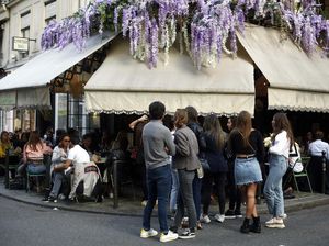 Potret Warga Paris Bisa Nongkrong Lagi di Cafe